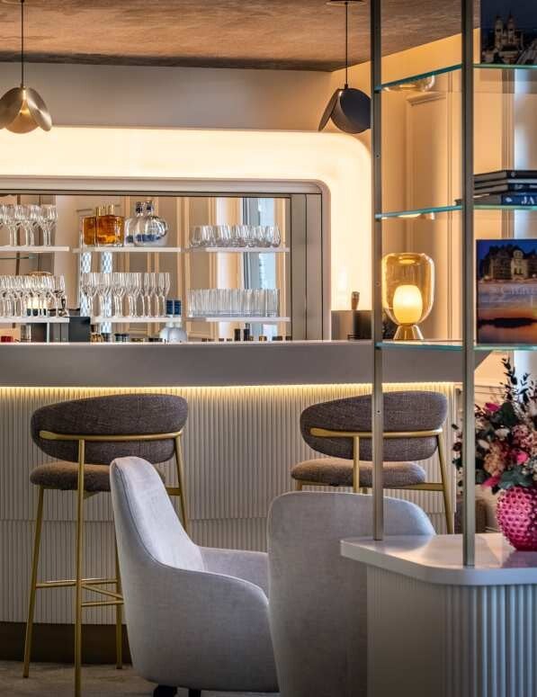 Bar de l'hôtel Les Trésorières à Tours avec tabourets Calligaris Oleandro