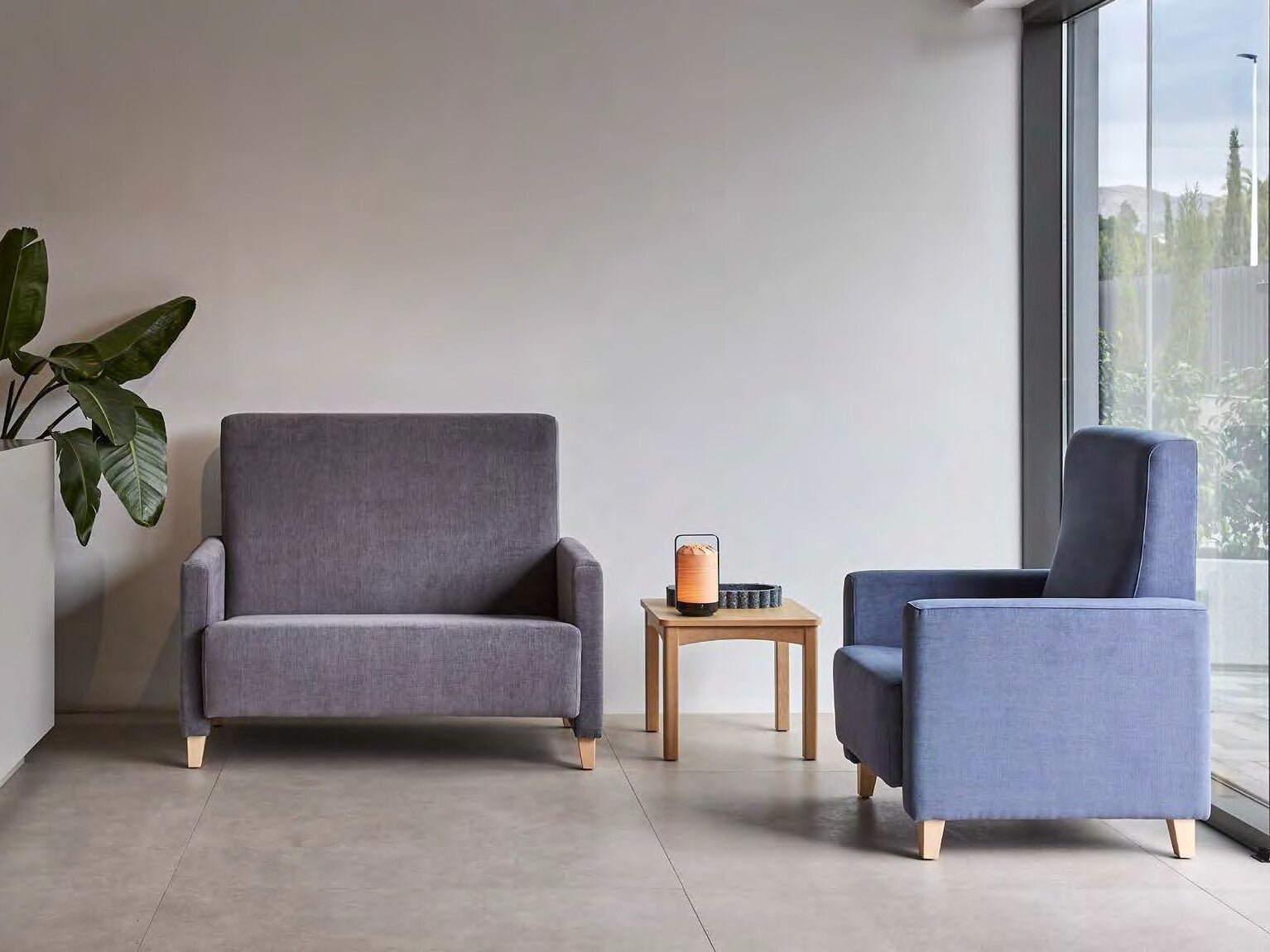 Ensemble salon canapé et fauteuil pour espace commun d'EHPAD