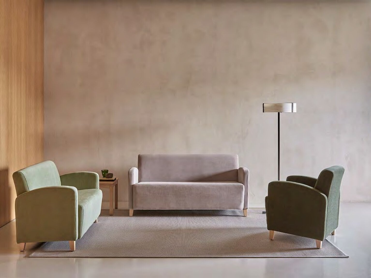 Salon coordonné avec canapé et fauteuils colorés pour résidence seniors