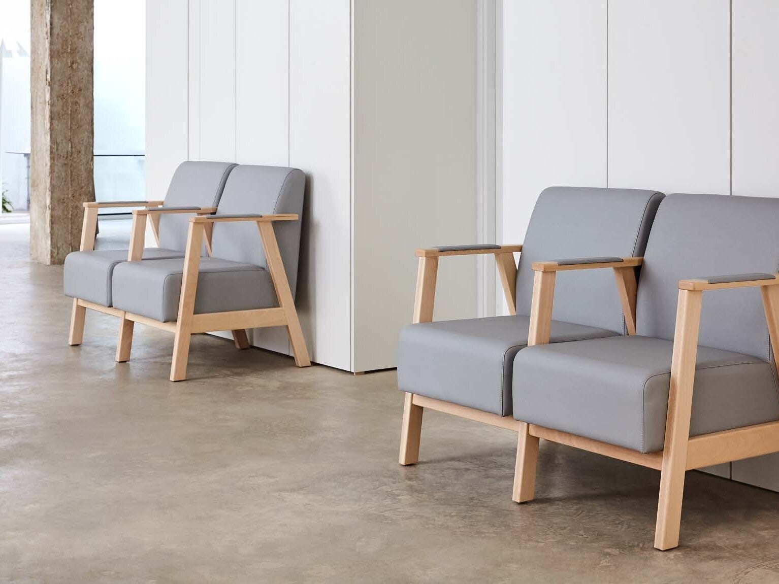 Banquettes à accoudoirs en bois pour hall d'accueil d'EHPAD