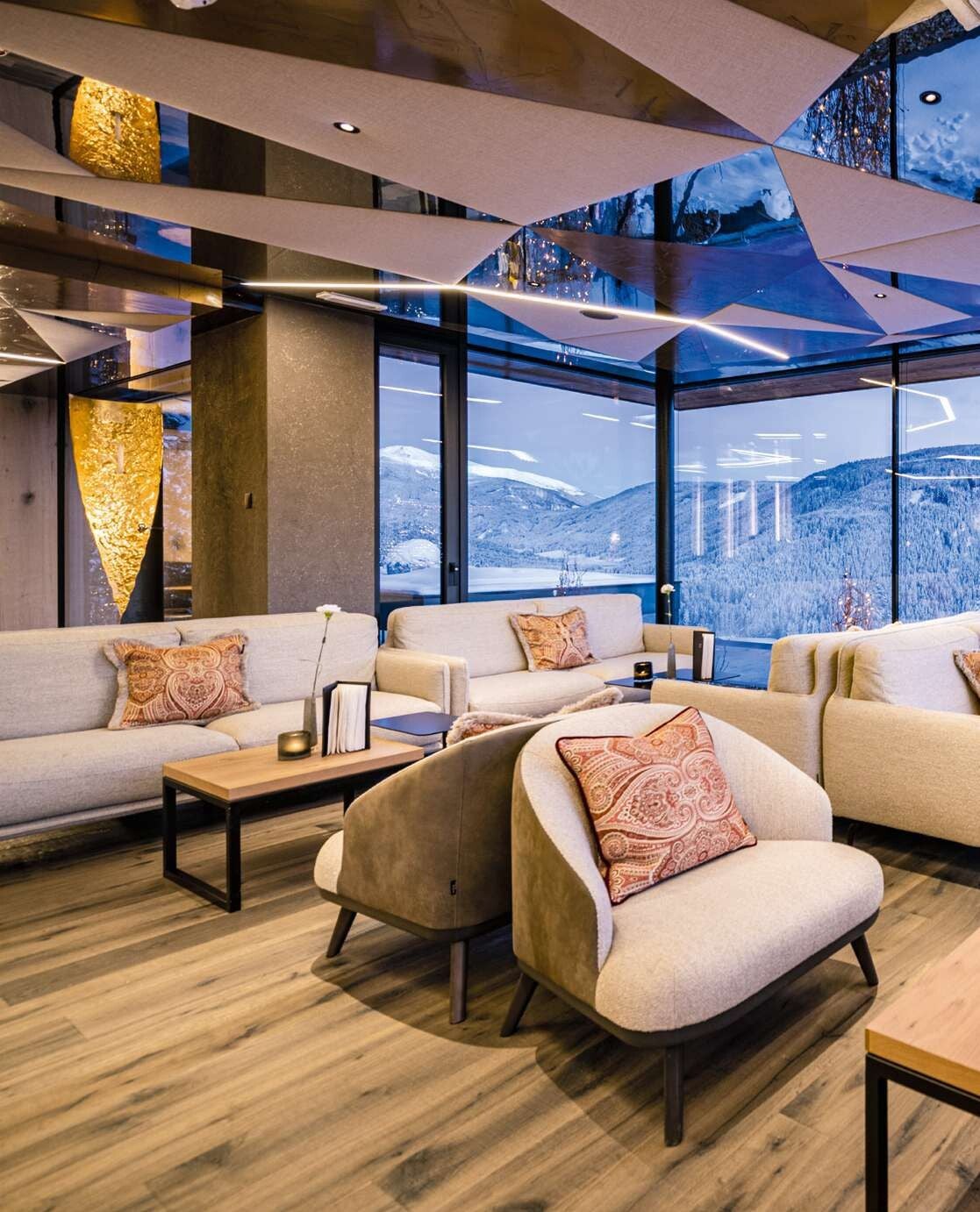Canapé Ditre Italia Krisby et fauteuils St. Tropez dans le salon d'un hôtel