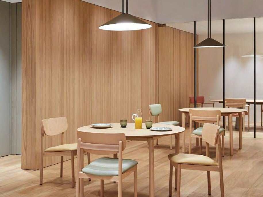 Chaises en bois à accoudoirs dans une salle à manger d'EHPAD