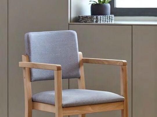 Chaise EHPAD en bois avec accoudoirs et assise rembourrée