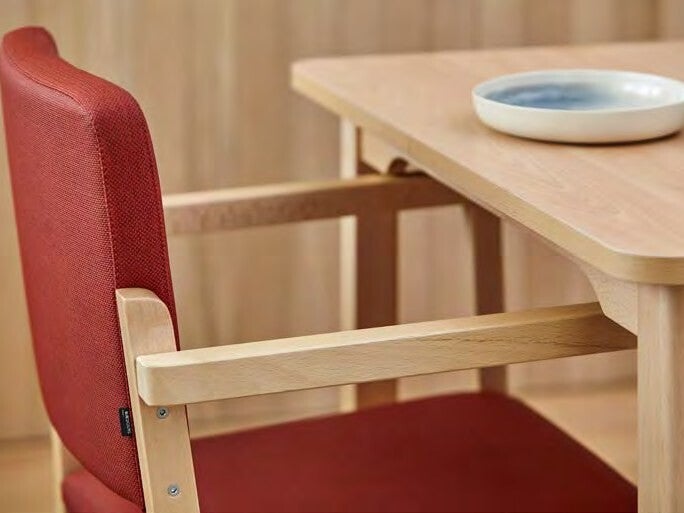 Détail d'une chaise de restaurant EHPAD avec accoudoir en bois