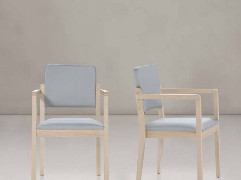 Chaises à accoudoirs adaptées PMR en EHPAD