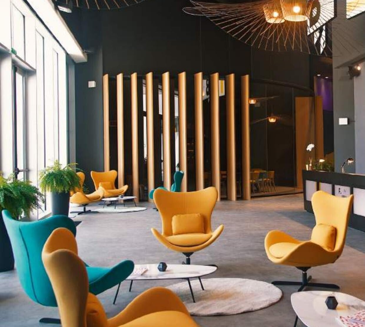Fauteuils lounge Calligaris Lazy dans le hall d'un hôtel