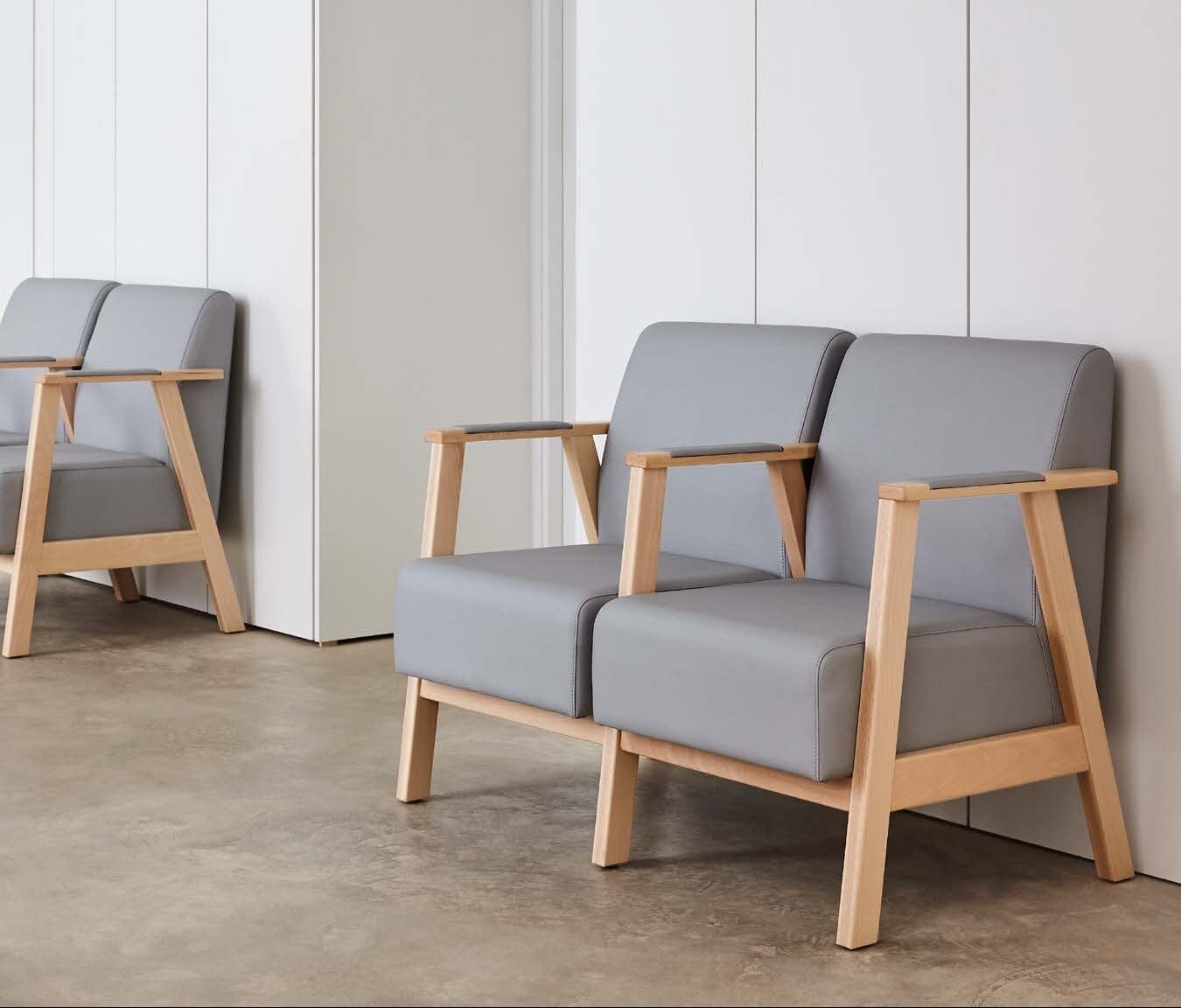 Fauteuils Seniorcare Unna dans un espace d'attente d'EHPAD