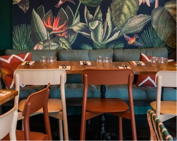 Chaises de restaurant en bois dans une brasserie