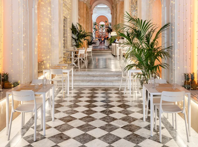 Terrasse de restaurant équipée de chaises et tables d'extérieur Nardi
