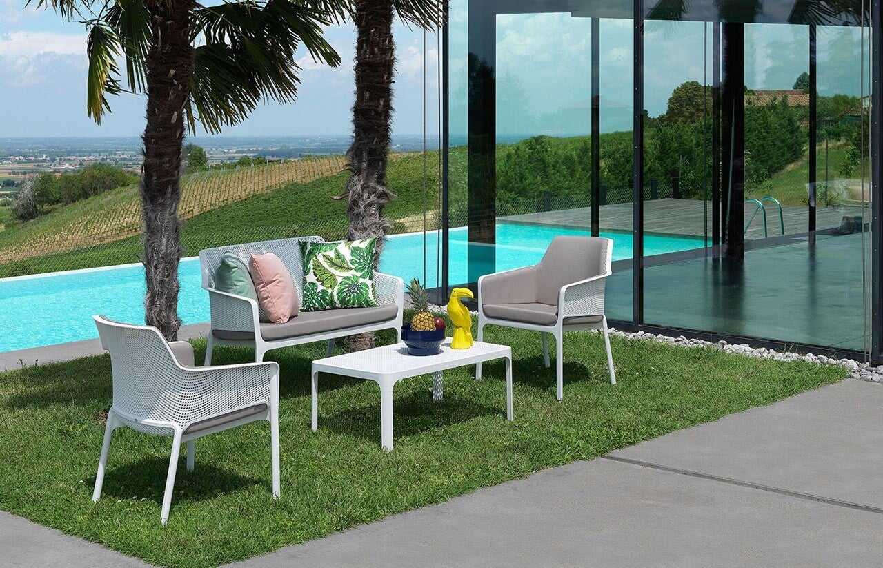 Banc Nardi Net Bench et fauteuils Net Relax dans un jardin