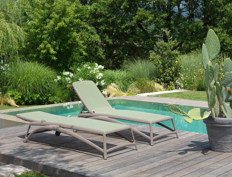 nardi_sunloungers_atlantico_tortora-agave_ambient-images_lr-standard.jpg