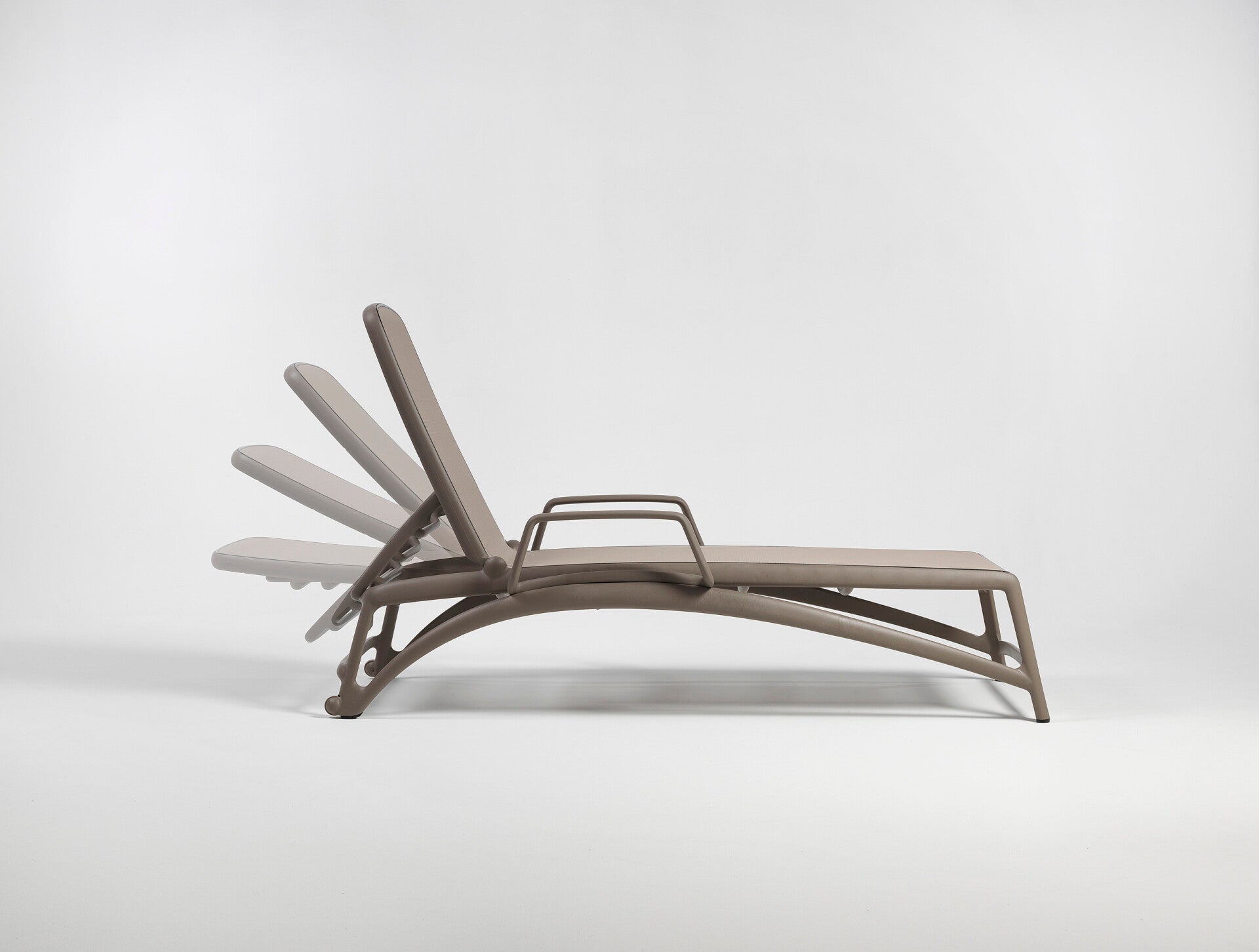 nardi_sunloungers_atlantico_tortora-tortora_views_lr-standard-voisgf.jpg
