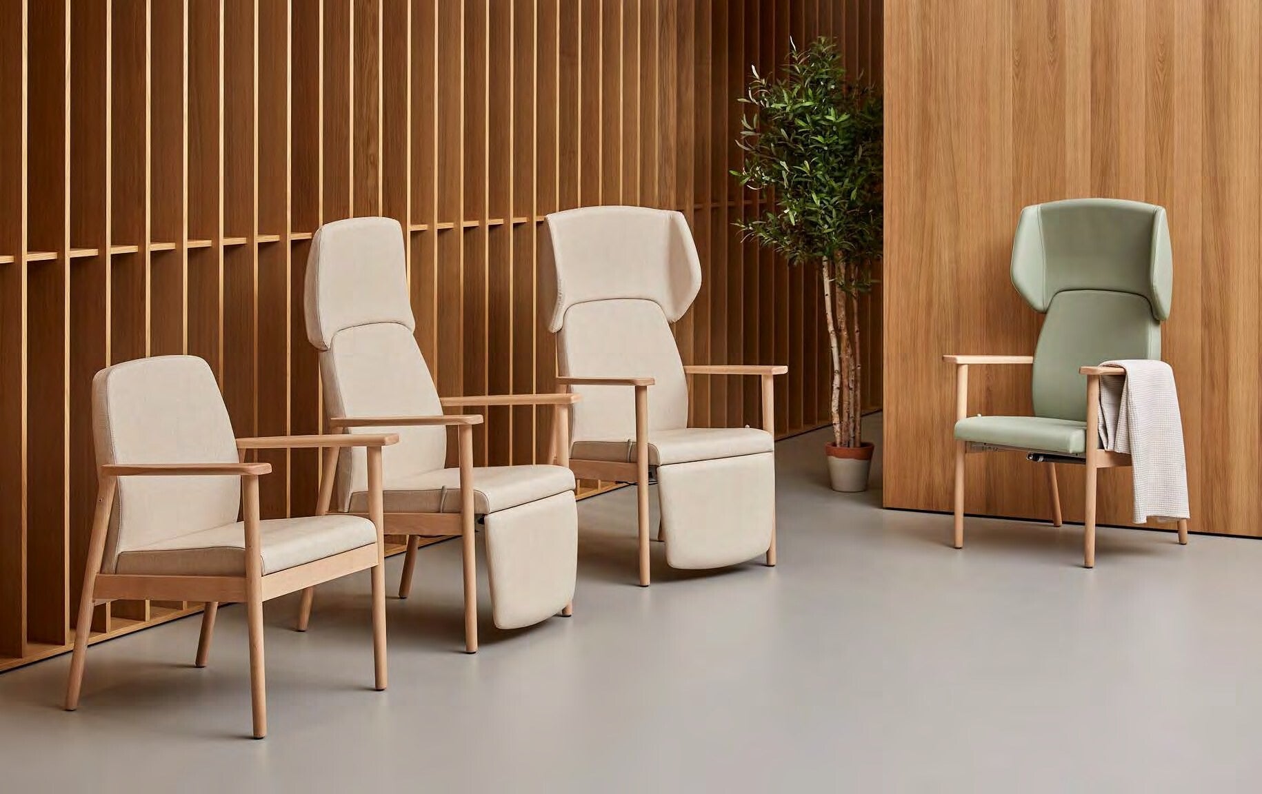Fauteuils de salon à dossier haut pour EHPAD en bois massif