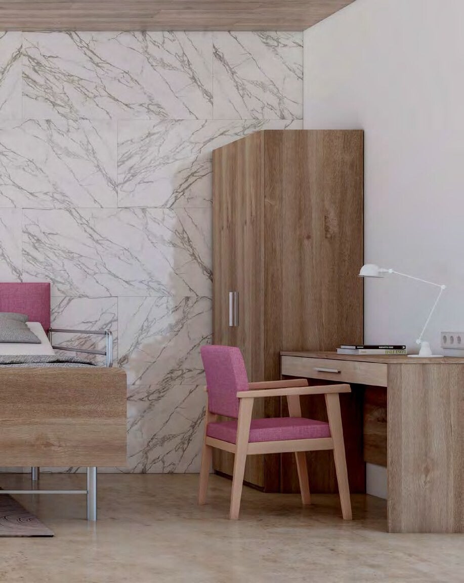 Armoire penderie, bureau et fauteuil pour chambre d'EHPAD