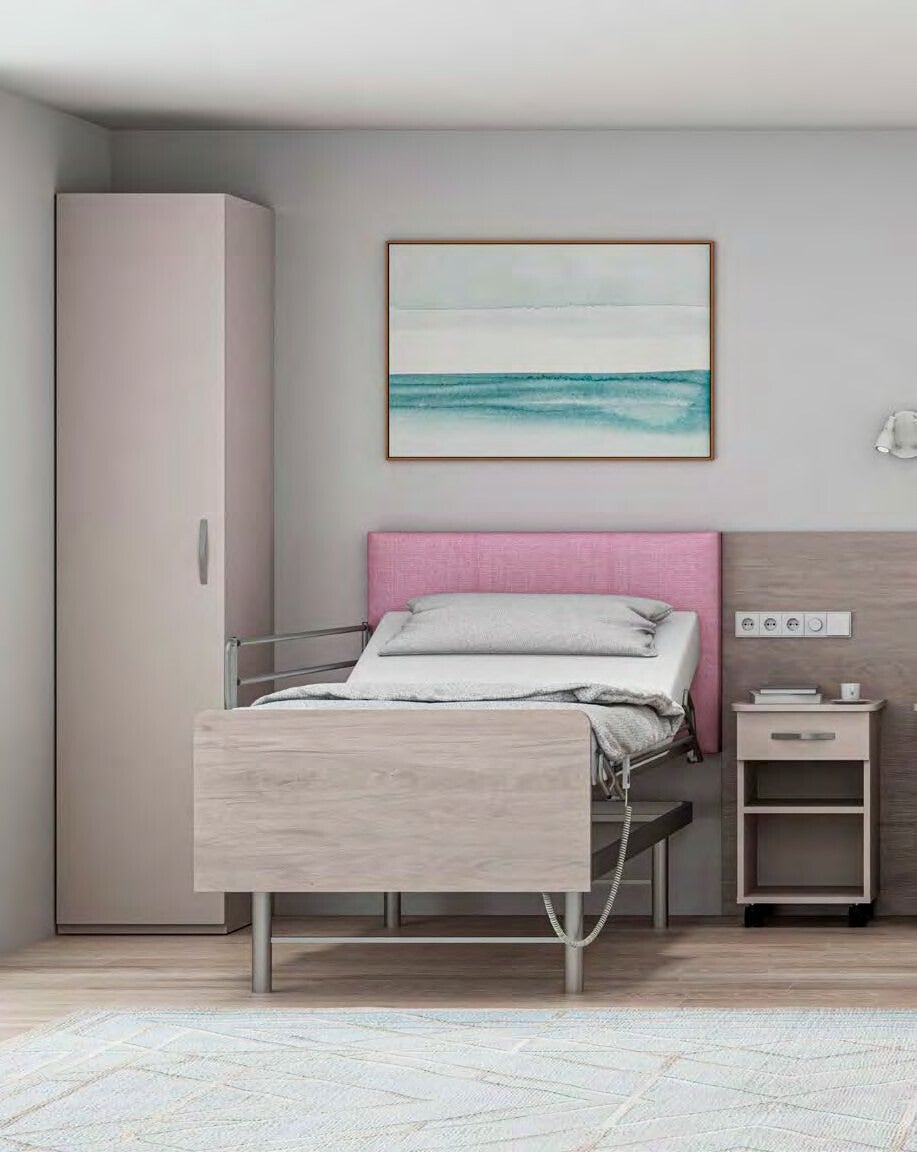 Lit médicalisé avec tête de lit décorative et chevet pour chambre d'EHPAD