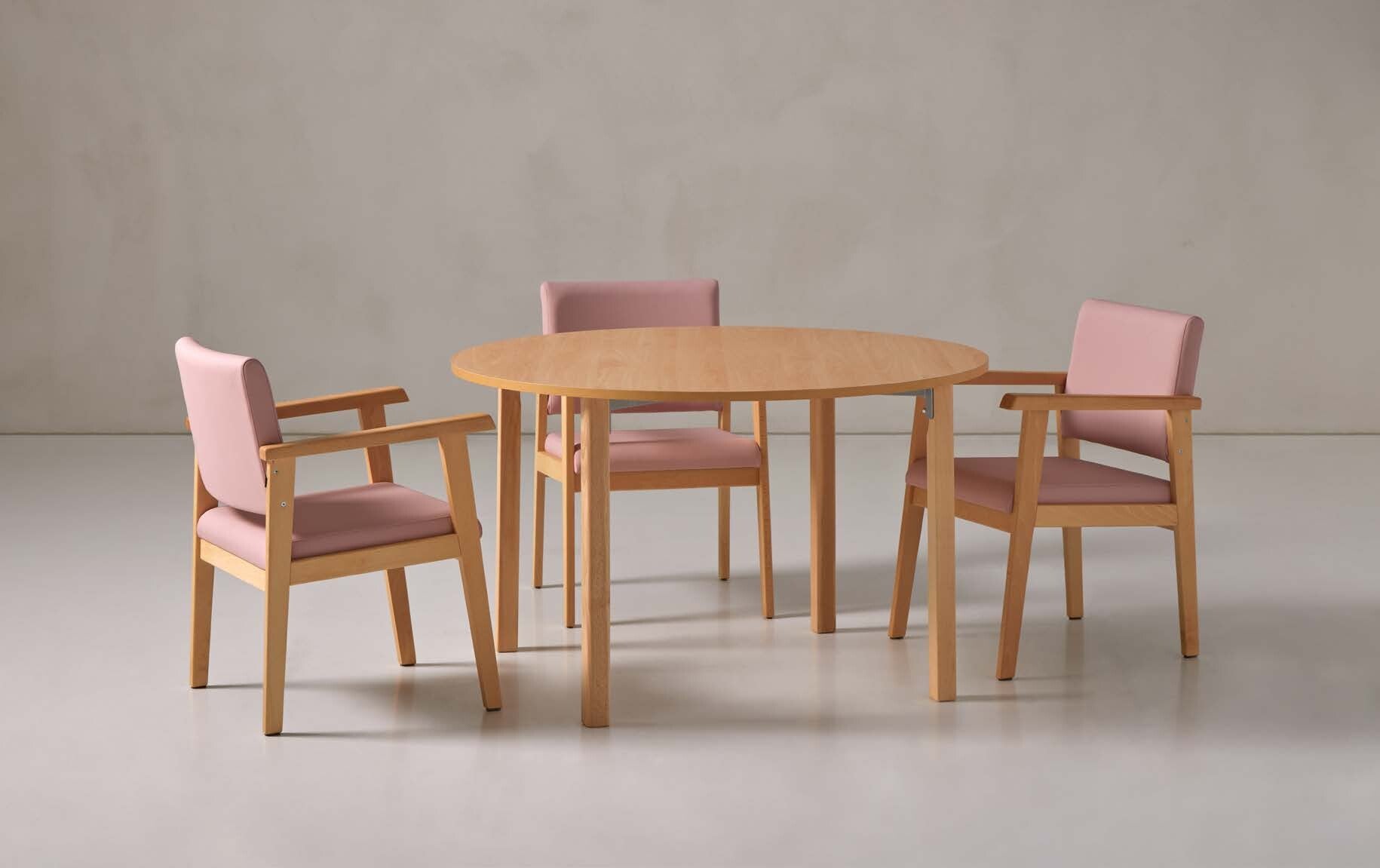 Table ronde et chaises à accoudoirs pour salle à manger d'EHPAD