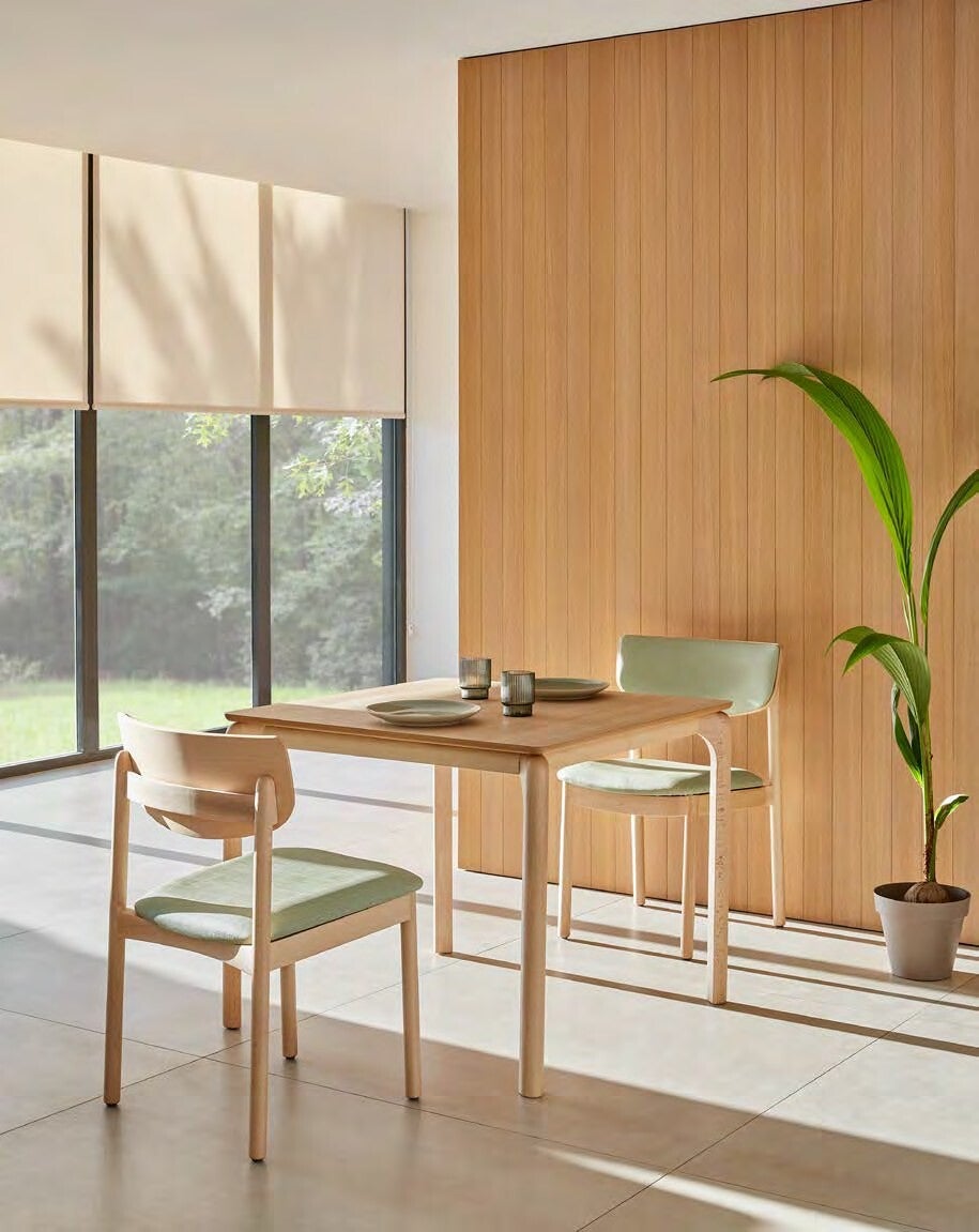 Petite salle à manger d'unité de vie avec table en bois et chaises