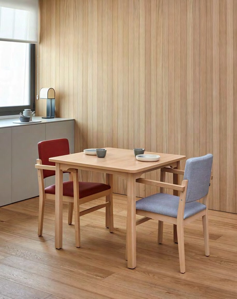 Chaises à accoudoirs et table en bois pour salle de restaurant d'EHPAD