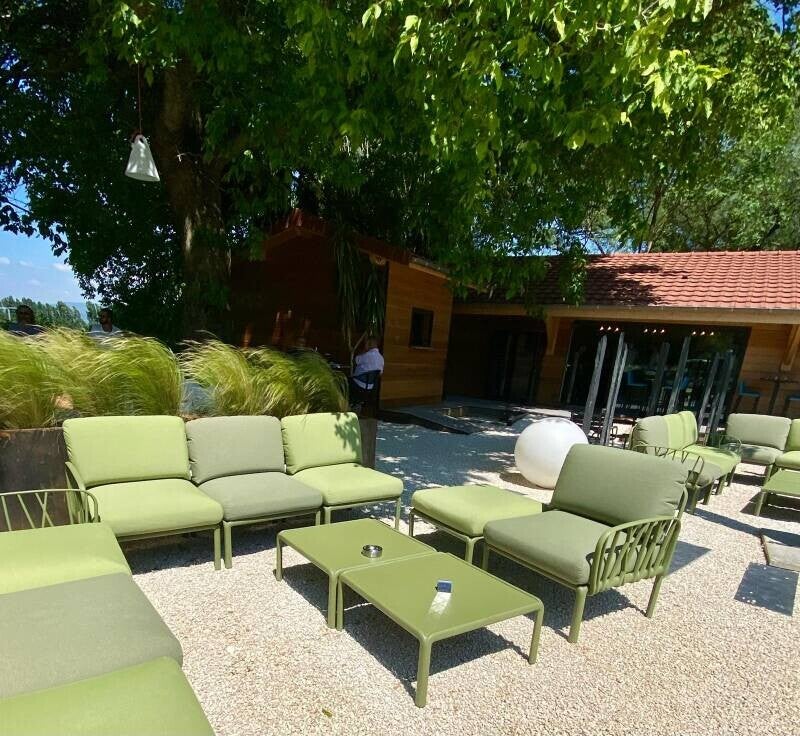 Réalisation SLPP Concept : salon de jardin Nardi dans le parc d'un EHPAD