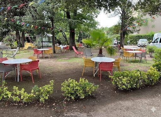 Réalisation SLPP Concept : tables et chaises colorées dans le jardin d'un EHPAD