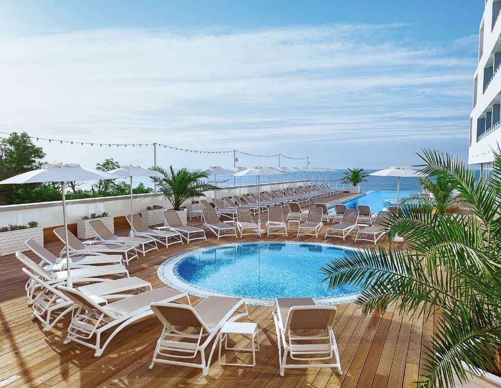Piscine d'hôtel équipée de transats Nardi Atlantico