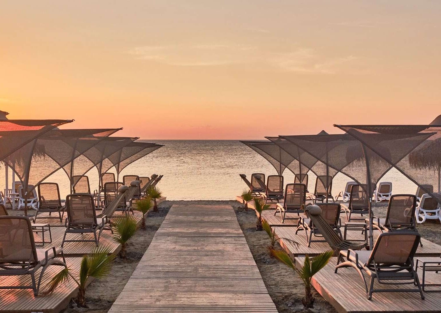 Salon lounge Nardi au bord de la piscine d'un hôtel