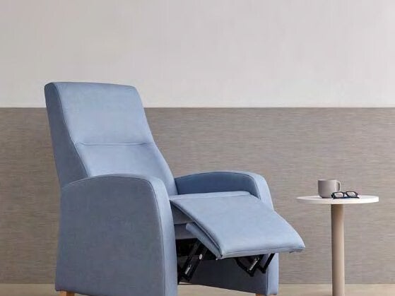 Fauteuil relax bleu avec repose-jambes en chambre