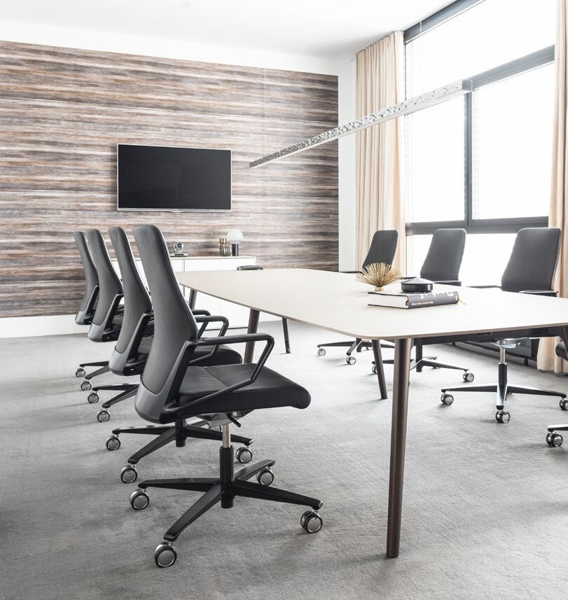 Salle de réunion équipée de fauteuils de conférence Züco