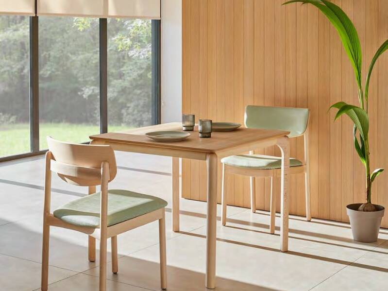 Salle de restaurant d'EHPAD avec table et chaises en bois