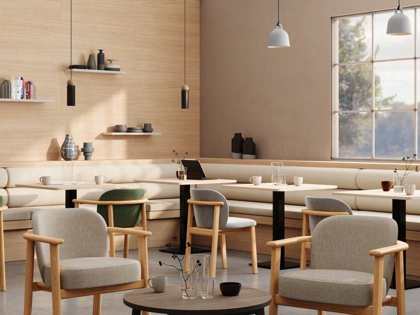 Salle de restaurant avec tables et chaises