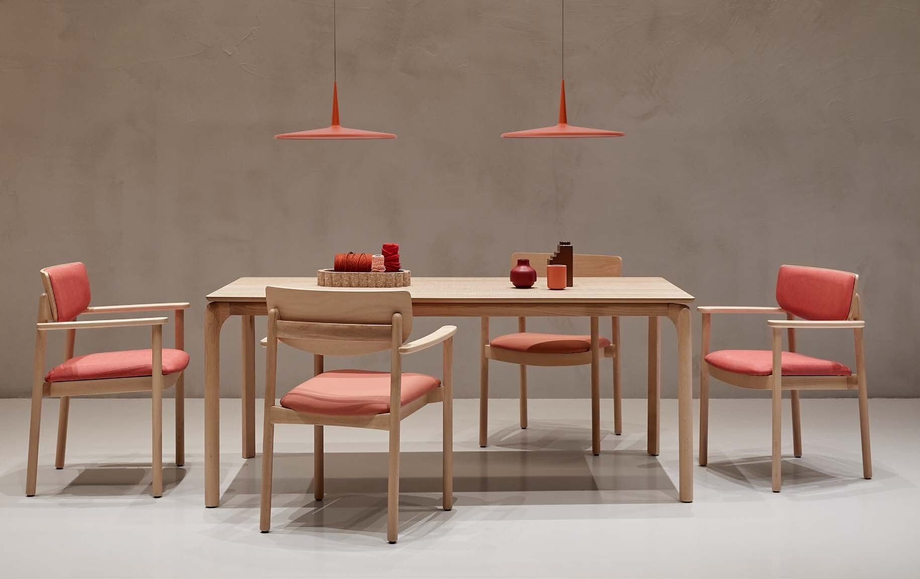 Table en bois et fauteuils de salle à manger corail pour résidence seniors