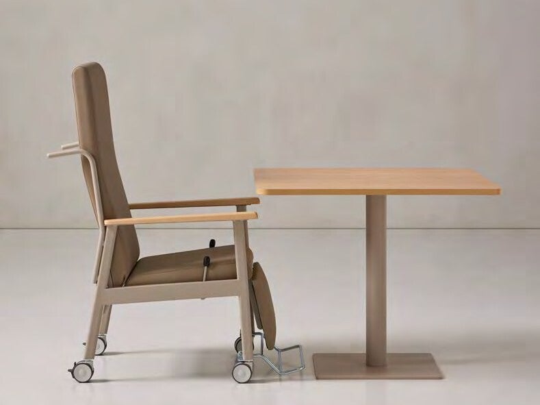 Table EHPAD à pied central avec un fauteuil roulant installé