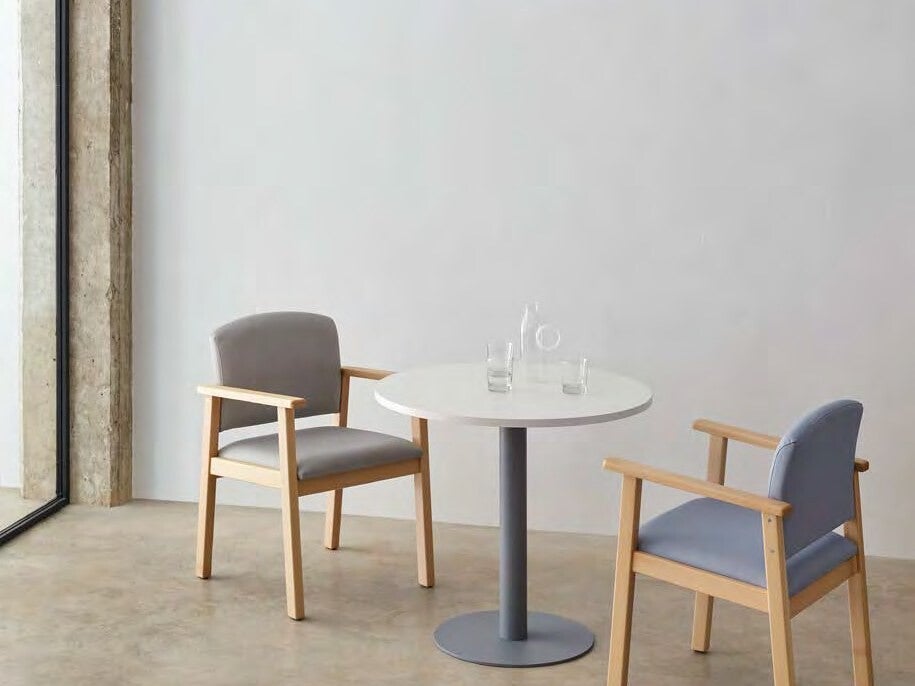 Table ronde et chaises à accoudoirs pour salle à manger d'EHPAD