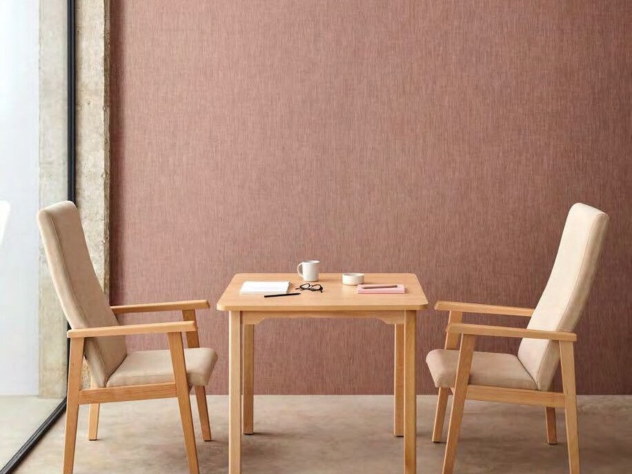 Table carrée en bois pour deux résidents avec fauteuils de table