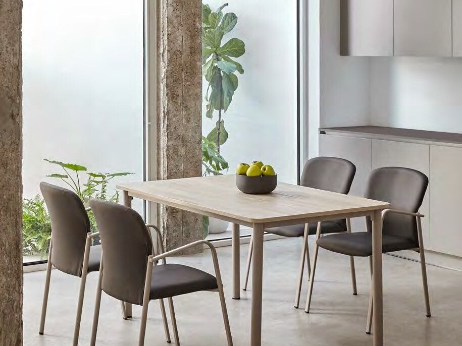 Table rectangulaire et chaises pour espace repas de résidence seniors