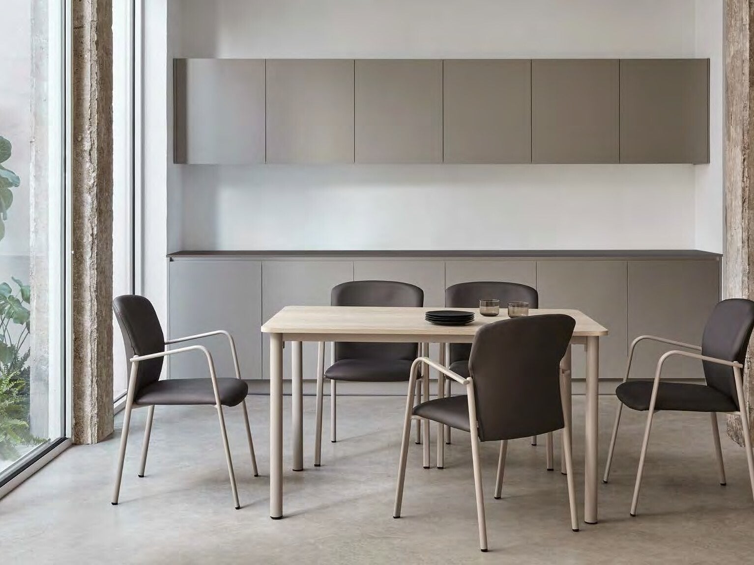 Tables et chaises pour salle à manger d'unité de vie