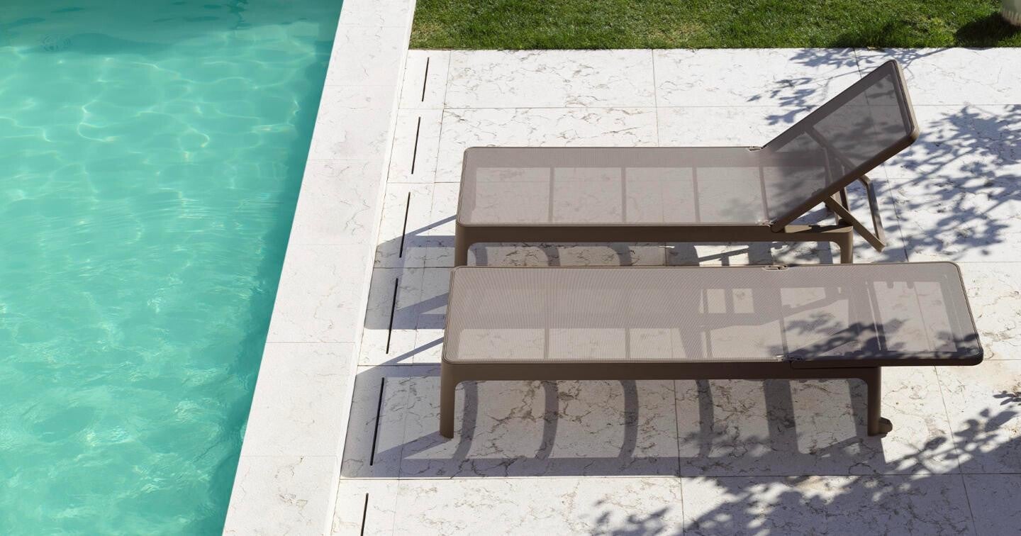 Transats Nardi Plano au bord d'une piscine