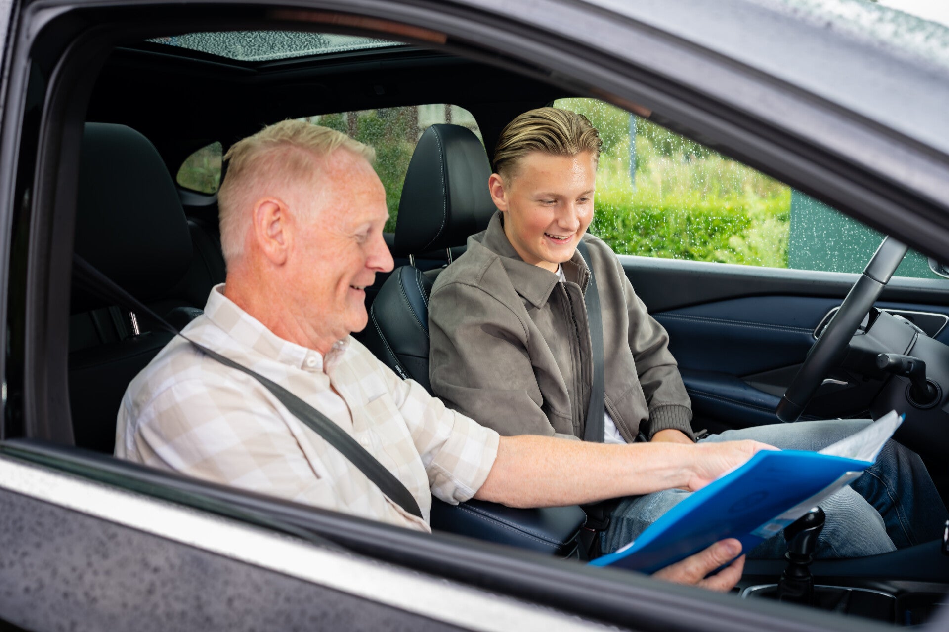 Leerling bereidt zich voor op theorie examen voor rijbewijs b