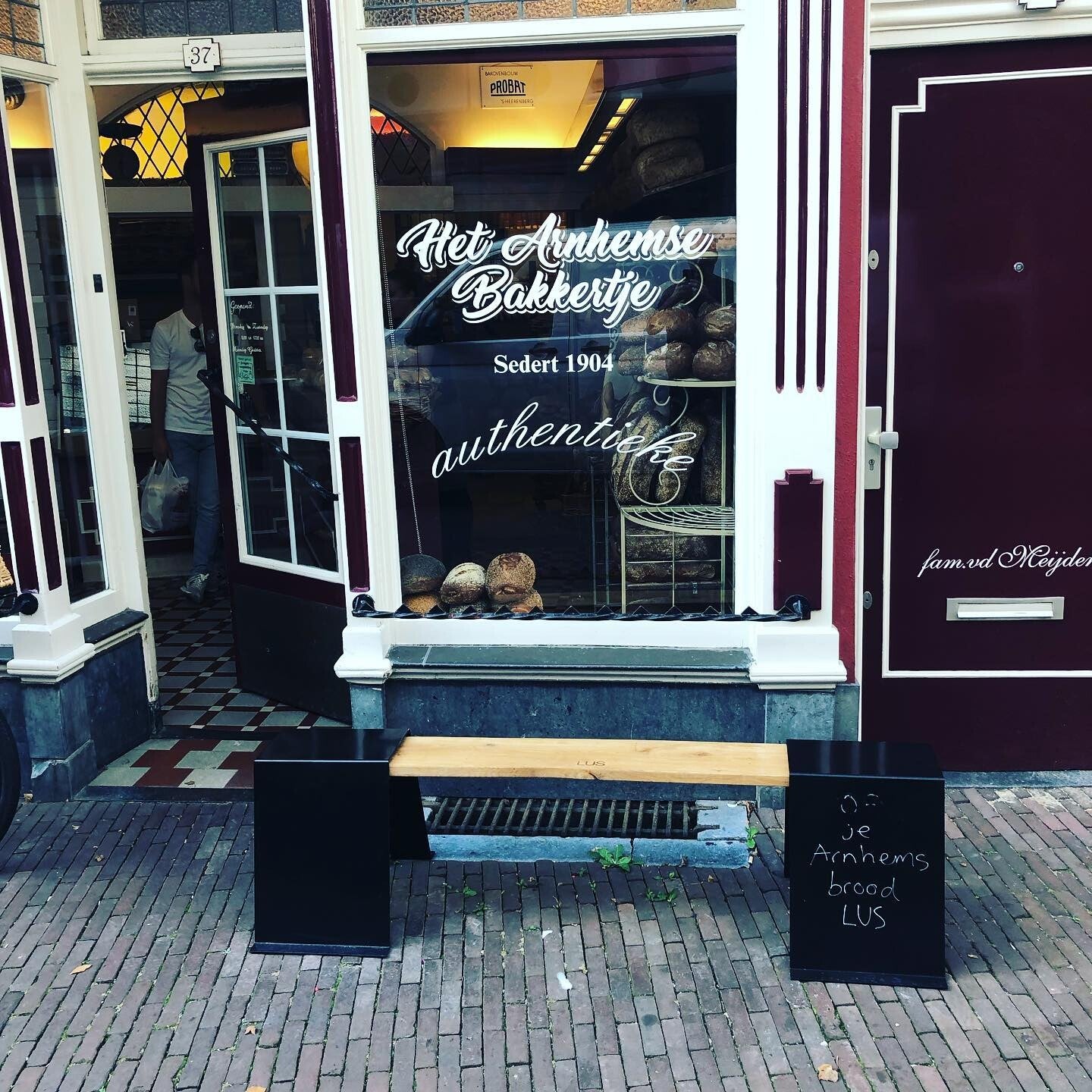 LUS Bankje in zwart voor het raam bij Het Arnhemse Bakkertje.