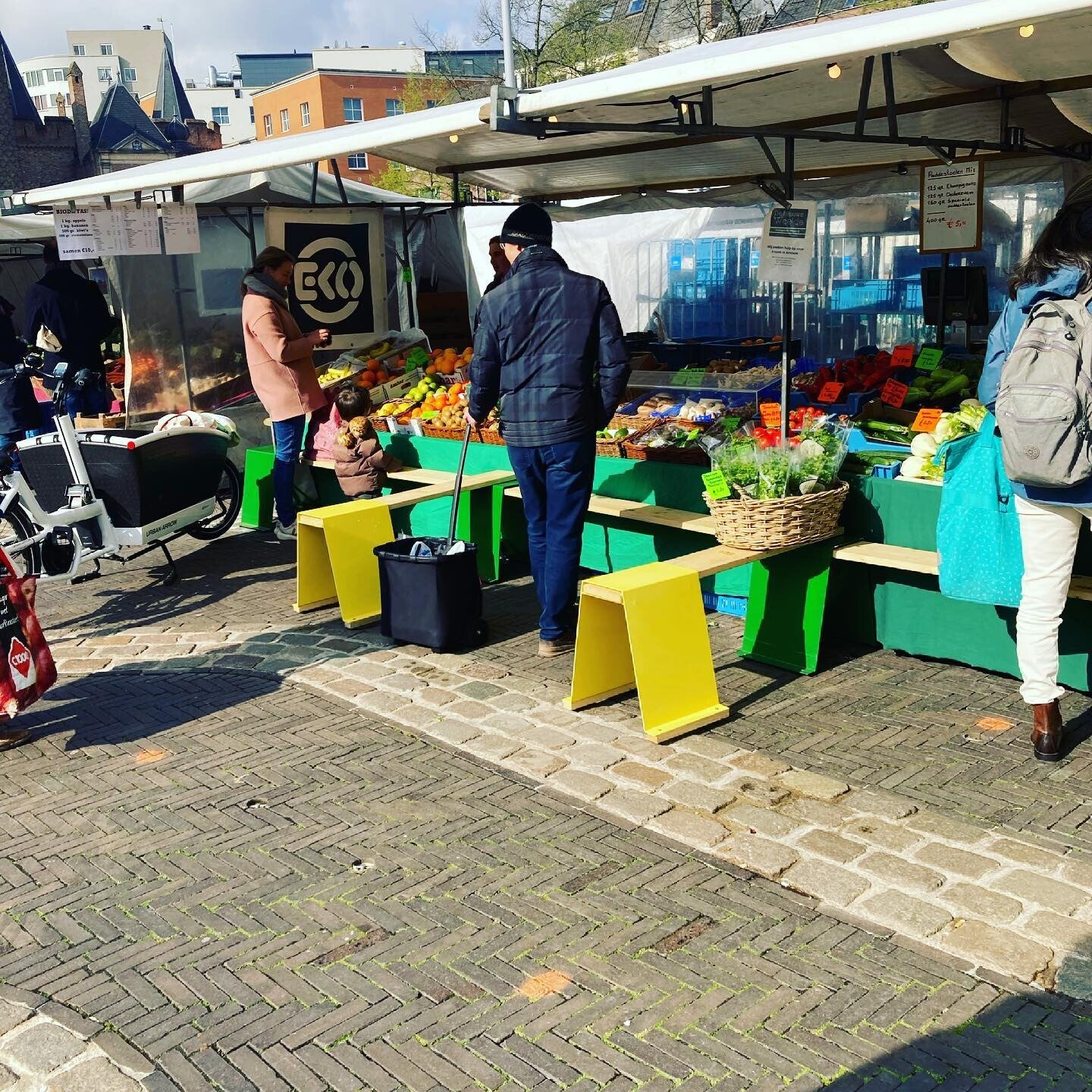 Lus bankjes slim ingezet bij een groente en fruit marktkraam.