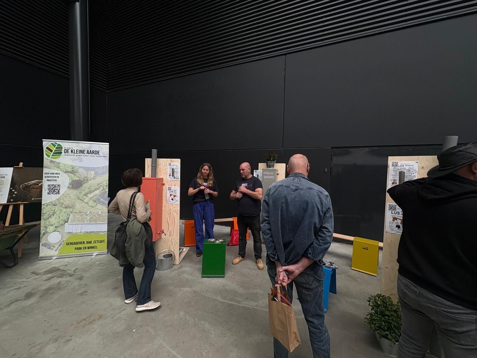 Moderne LUS regenton verticaal aan de muur