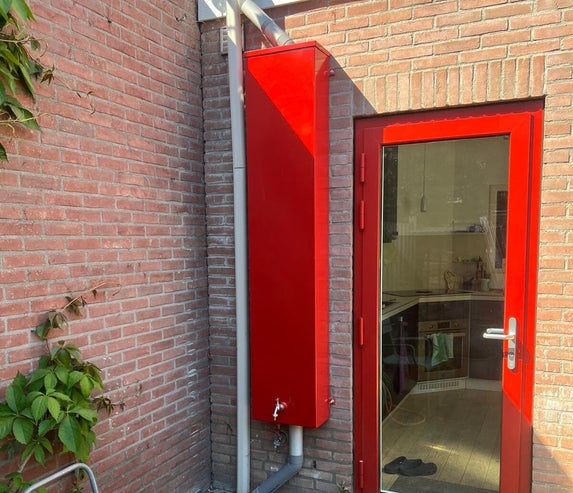 LUS regentonnen voorraad achter in busje