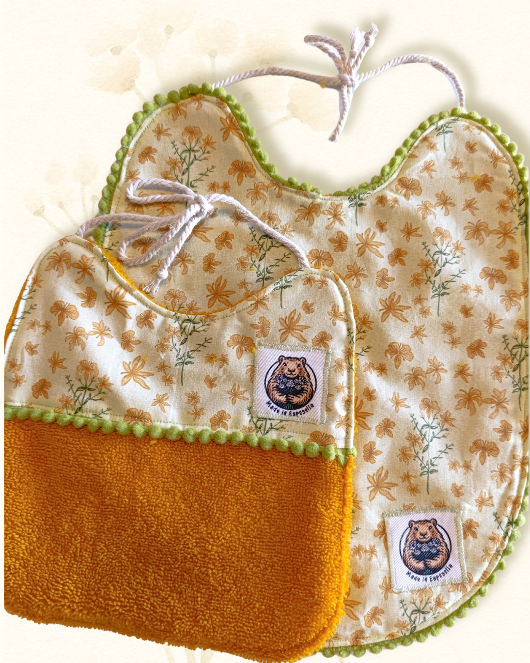 Inspiré par la nature et l’enfance, ce bavoir en coton vert au motif panda et bambou est réalisé avec soin pour accompagner bébé lors de ses premiers repas, en toute douceur.