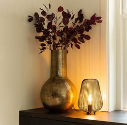 Vaas Bloemenvaas Decoratieve vaas Designvaas Sierlijke vaas Glazen vaas Keramieken vaas Marmeren vaas Houten vaas Vintage vaas Moderne vaas Minimalistische vaas Handgemaakte vaas Ambachtelijke vaas Vaas met smalle hals Vaas met brede openin
