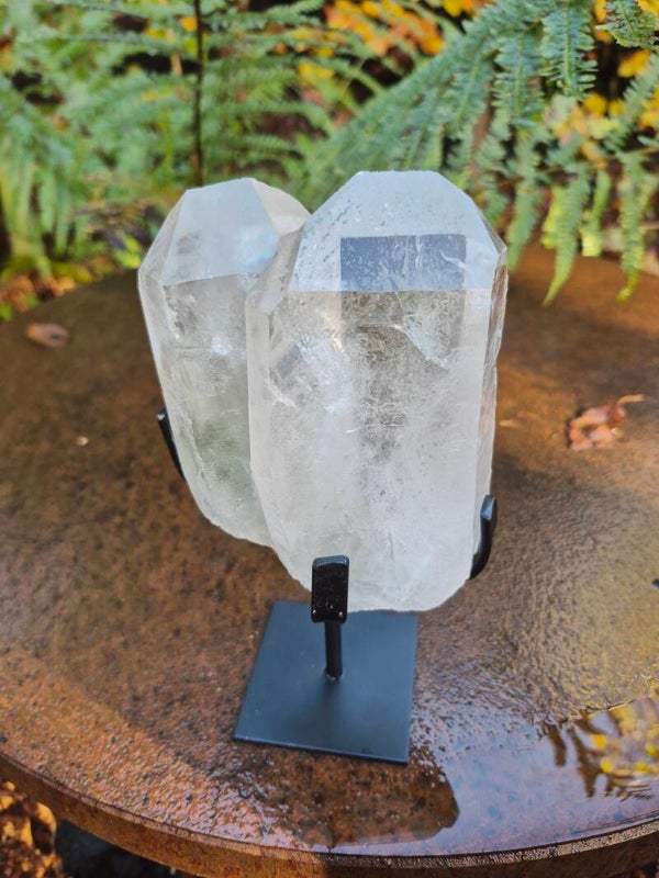 Bergkristal op zwarte stand dubbele punt