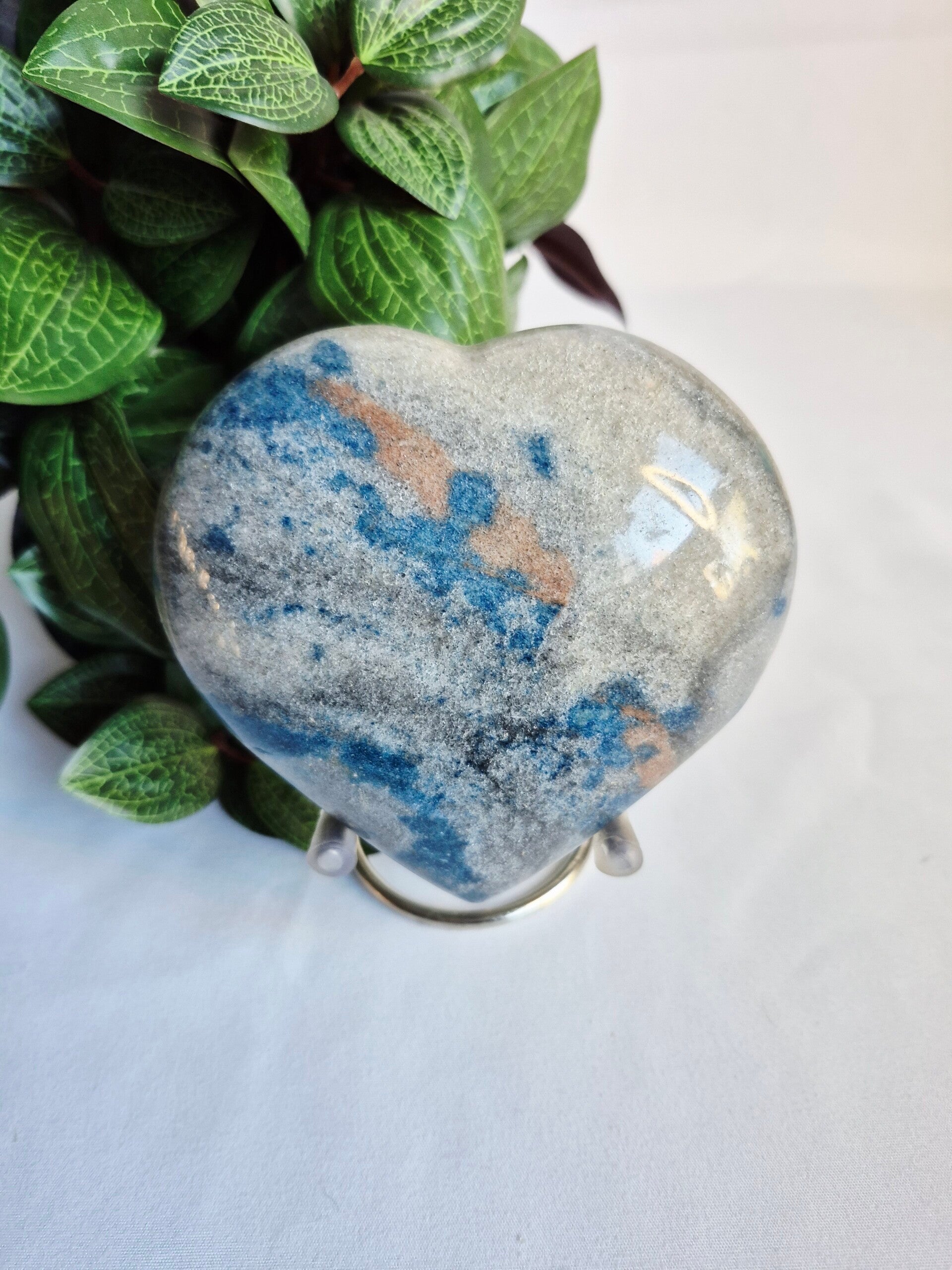 Azuriet in kwarts hart op standaard