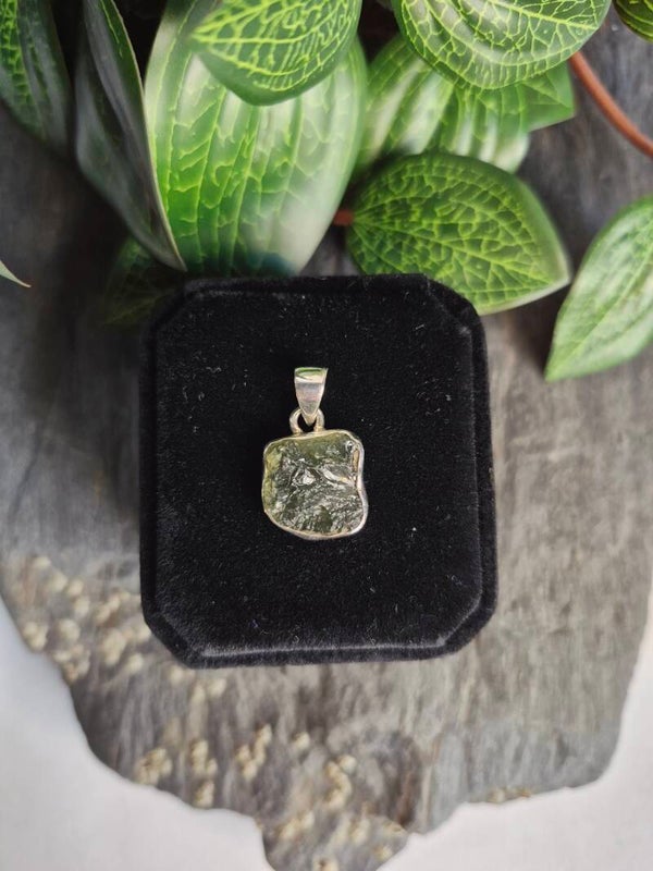 Moldaviet hanger zilver volledig ingezet