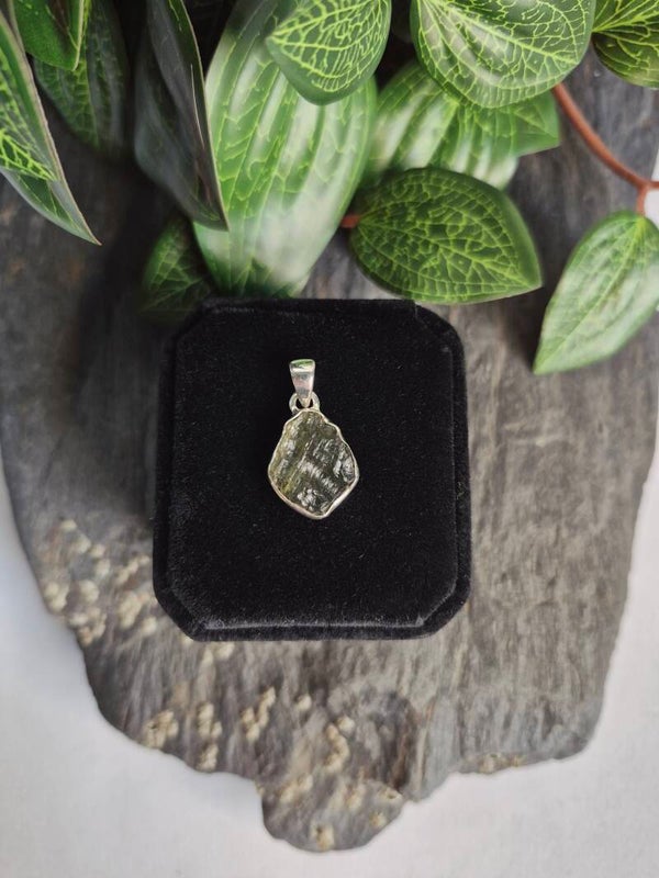 Moldaviet hanger zilver volledig ingezet