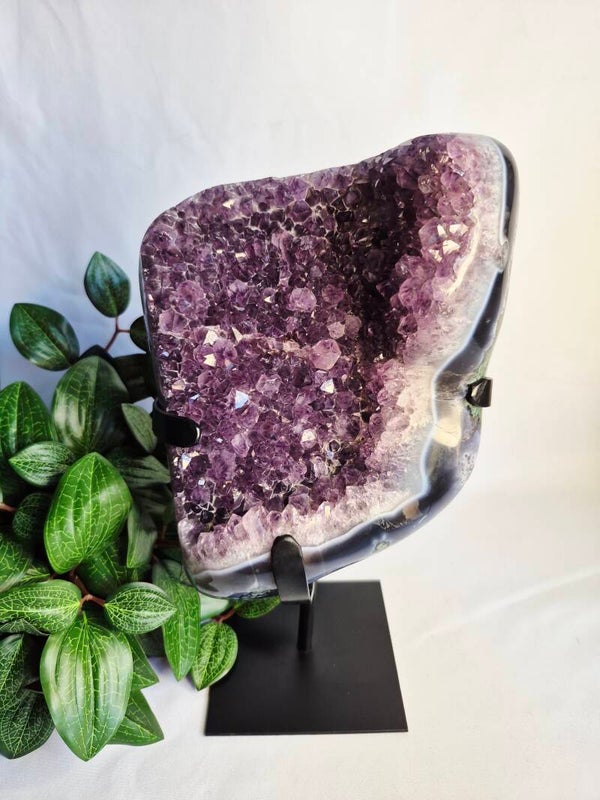 Amethist op zwarte standaard met Chalcedoon