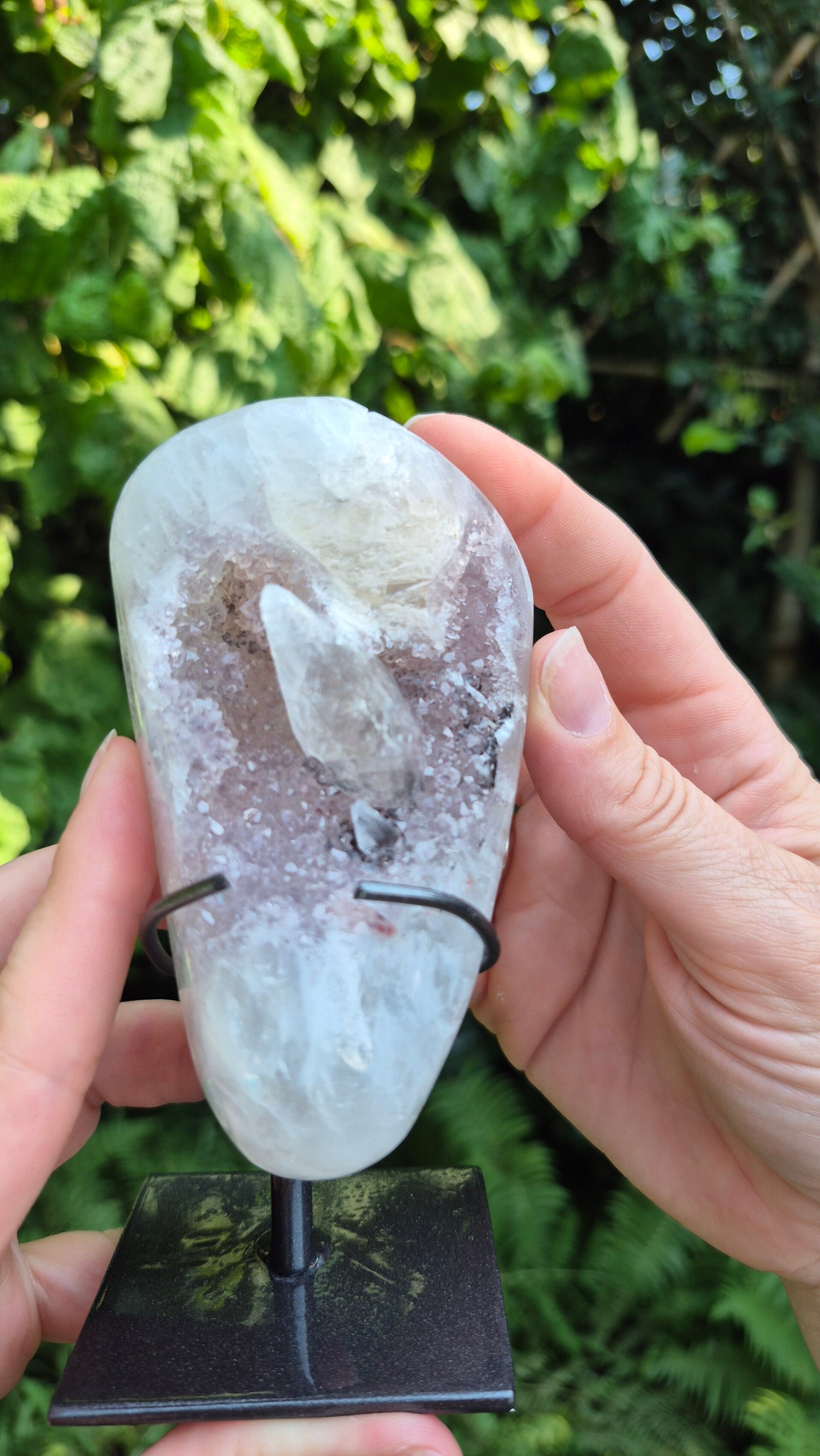 Amethist met Calciet op standaard